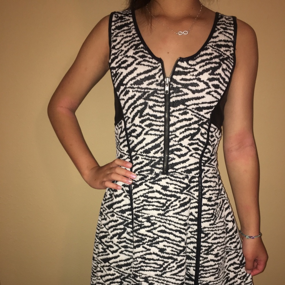 JESSICA SIMPSON ZEBRA TEXTURED DRESS